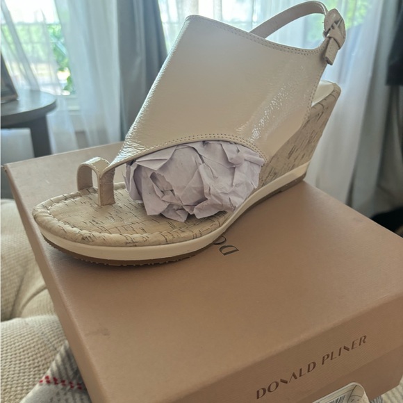 Donald pliner new in box women size 7.5 off white wedge shoe - Picture 1 of 4
